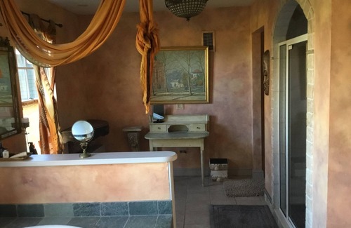 Essex Junction Casa | Unique home on 18 hole golf course near Burlington