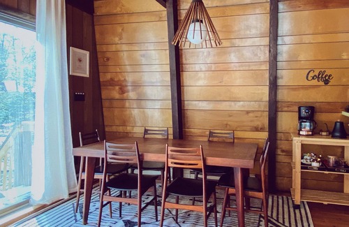 Hamlin Chalet De Esquí | Unique Insta-Worthy Poconos Chalet - Fireplace / Pool / Beach/ Lake / Fire Pit