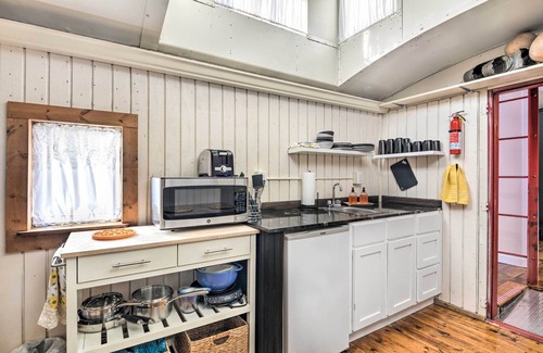 Duenweg Apartamento | Unique Joplin Gem: Converted Train Car Studio