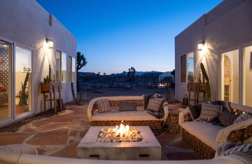 Yucca Valley Casa | Wild Wolf Ranch: Eclectic Hacienda, Joshua Tree exuberante 9 acres
