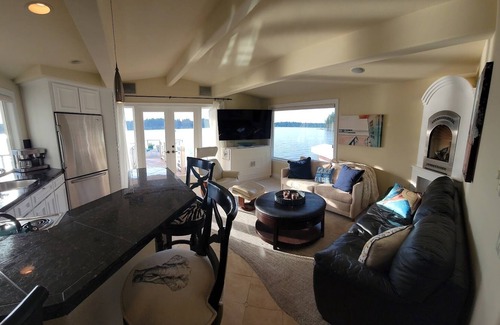 Lake Goodwin Cabina | Unique Lake Goodwin Waterfront Cabin with Hot Tub, Fire Pit & Large Deck