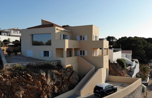 Port d'Addaia Villa | Ubicación única con vista panorámica del puerto de Addaia desde todas las habitaciones.
