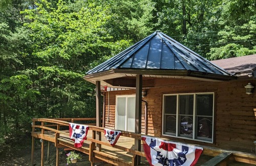 Taswell Casa | Unique Lodge Style Cabin With Hot Tub!