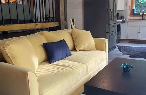 Primrose Cabina | Unique Luxury Cabin w/ King Bed/Hot Tub in RRG!