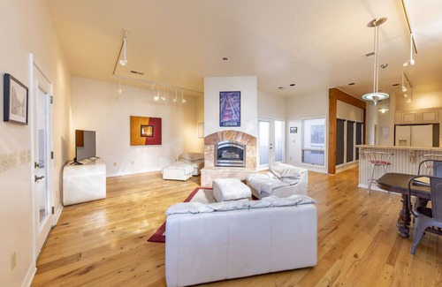 Clinton Condominio | Unique luxury condo in downtown Clinton!