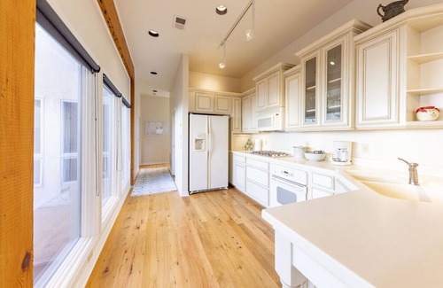 Clinton Condominio | Unique luxury condo in downtown Clinton!