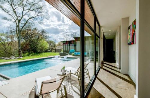 Urbandale Nations Casa | Unique Modern Ranch w Year Round Pool and Hot Tub