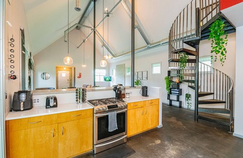 Bloomington Casa | Unique; Modern; Spiral Staircase; Loft; Near IU; Whirlpool Tub; Natural Light
