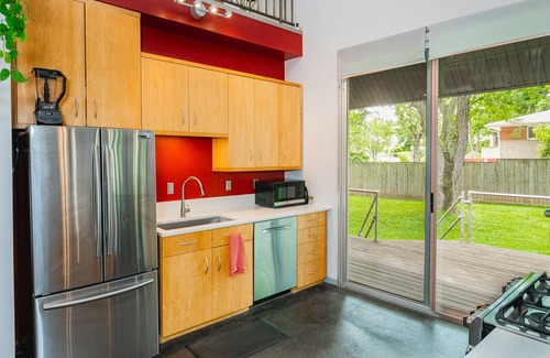 Bloomington Casa | Unique; Modern; Spiral Staircase; Loft; Near IU; Whirlpool Tub; Natural Light