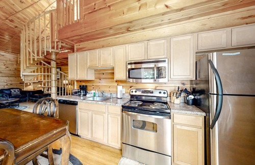Sevierville Cabina | Unique mountain view cabin with private hot tub, deck & air hockey