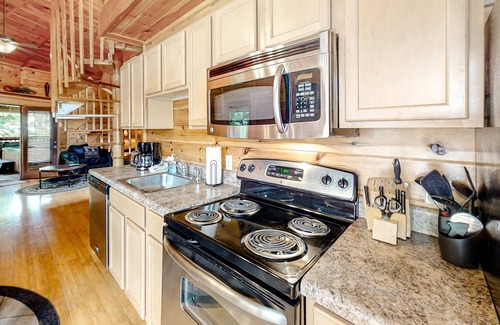 Sevierville Cabina | Unique mountain view cabin with private hot tub, deck & air hockey