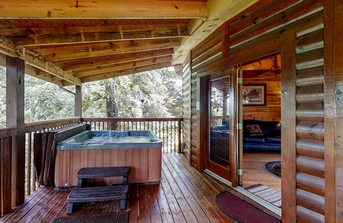 Sevierville Cabina | Unique mountain view cabin with private hot tub, deck & air hockey
