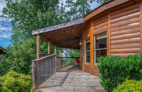 Sevierville Cabina | Unique mountain view cabin with private hot tub, deck & air hockey
