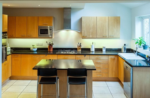 Charvil Casa | Unique open plan family home with garden, short walk to the Thames river