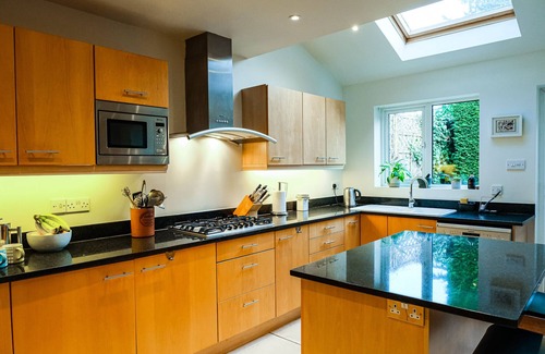 Charvil Casa | Unique open plan family home with garden, short walk to the Thames river