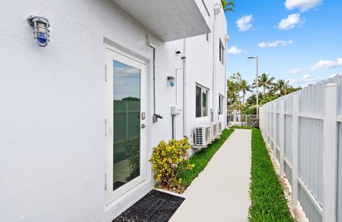 Deerfield Beach Apartamento | Unique Retreat - Unit B: Homey First-floor Haven