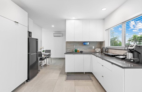 Deerfield Beach Apartamento | Unique Retreat - Unit E: Rustic 3rd-floor Hideaway