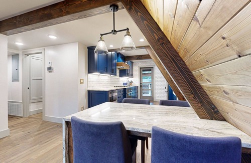 Kingsland Cabaña | Unique retreat with pickleball, cornhole, decks, grill, fireplace, AC, & W/D