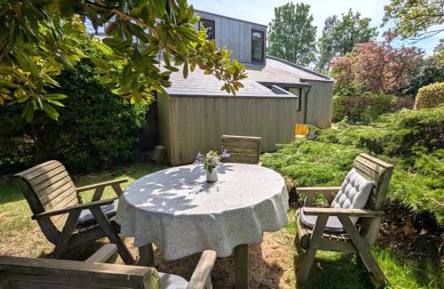 Merston Casa | Unique & Rural Child Friendly Annexe with Large Gardens, Games & Tennis Court - Chichester Holiday Properties