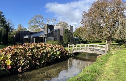 Merston Casa | Unique & Rural Child Friendly Annexe with Large Gardens, Games & Tennis Court - Chichester Holiday Properties