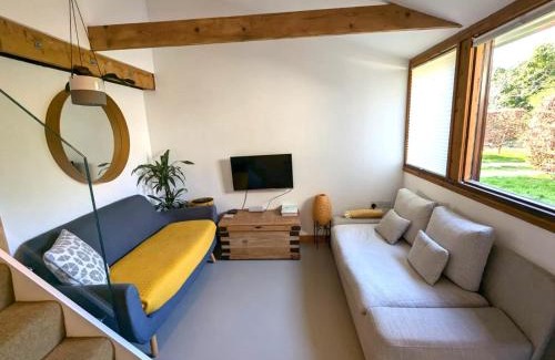 Merston Casa | Unique & Rural Child Friendly Annexe with Large Gardens, Games & Tennis Court - Chichester Holiday Properties