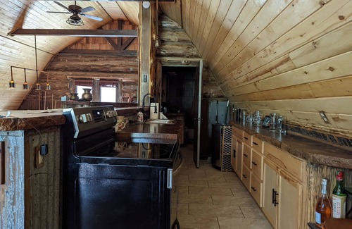 Victor Casa | Unique Rustic and Renovated Barn in the Woods