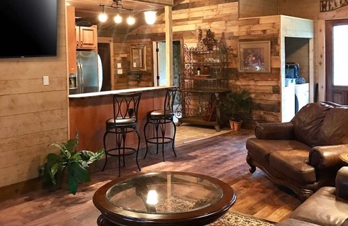 Mount Mourne Cabaña | Unique Rustic Charm Cottage Great Location close to Lake