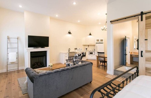 Millersburg Apartamento | Unique Rustic Suite with Jacuzzi Tub, Kitchen, Fireplace, and Living Room