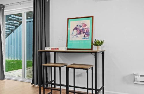Phoenix Hill Apartamento | Unique Shipping Container Retreat: Six 1BR Units