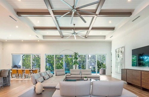 Burlington Casa | Unique Spacious Property in the Country - Includes Loft