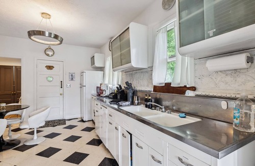 Ashtabula Casa | Unique Stay! Cottage + RV - By Marina & Strip