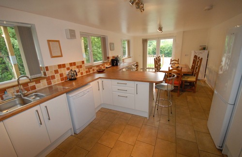 Cwm-twrch Isaf Casa | Unique Step Free 5 Bedroom Holiday Home Enclosed Garden fit for large families