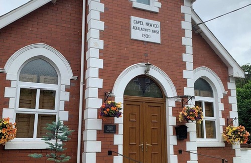 Cwm-twrch Isaf Casa | Unique Step Free 5 Bedroom Holiday Home Enclosed Garden fit for large families