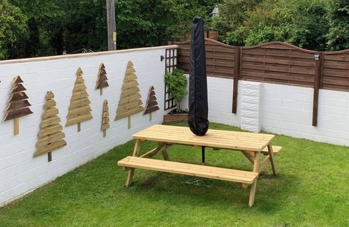 Cwm-twrch Isaf Casa | Unique Step Free 5 Bedroom Holiday Home Enclosed Garden fit for large families