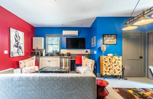 Urban Core Apartamento | Unique studio w/ pool, spa & gardens near downtown