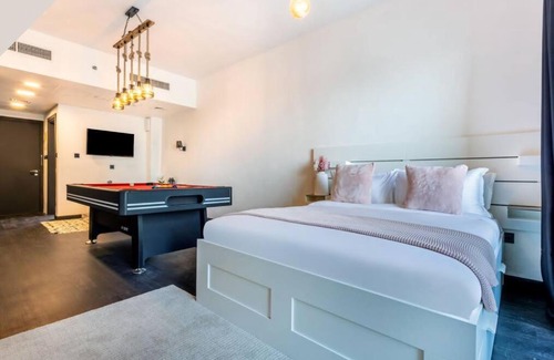 Dubai Production City Apartamento | Unique Studio with Jacuzzi
