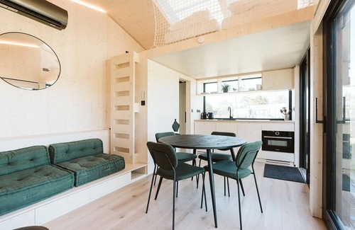Ouddorp Chalet De Esquí | Unique tiny house with a nice terrace!