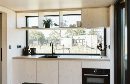 Ouddorp Chalet De Esquí | Unique tiny house with a nice terrace!