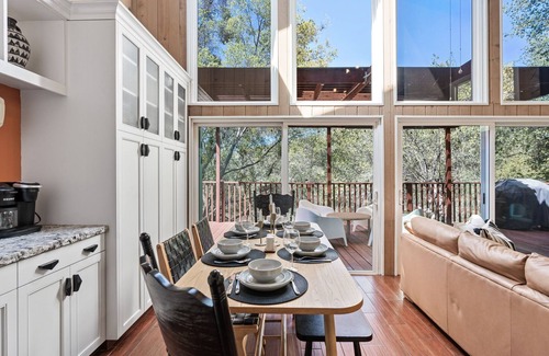 Three Rivers Cabina | Unique Treehouse Cabin on boulders 2 miles from Sequoia National Park