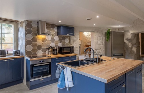 Les Ulmes Cabaña | Casa troglodita en Anjou: encanto natural, bañera balneario, y jardín relajante