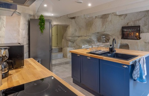 Les Ulmes Cabaña | Casa troglodita en Anjou: encanto natural, bañera balneario, y jardín relajante
