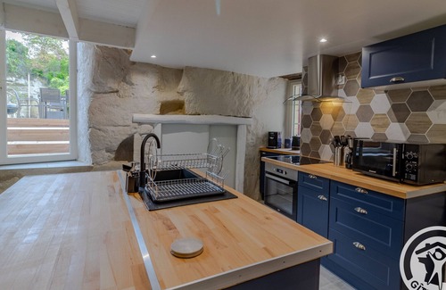 Les Ulmes Cabaña | Casa troglodita en Anjou: encanto natural, bañera balneario, y jardín relajante