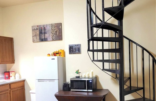 St. Joseph Apartamento | Unique, Two-story 3bdr Apt w/ Spiral Staircase in Museum Hill