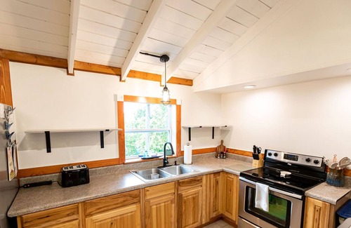 Maynardville Cabaña | Unique updated cottage on Norris Lake w/ private boat dock and spectacular views