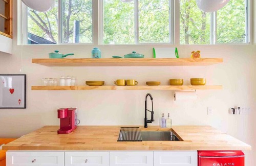 Central East Austin Casa | Unique Vintage Vibes - Cozy Tiny Home close to UT!