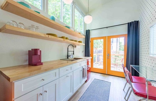 Central East Austin Casa | Unique Vintage Vibes - Cozy Tiny Home close to UT!