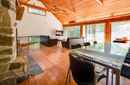 Newtown Casa | Unique Woodland Retreat w / 5 habitaciones y 50 acres privados