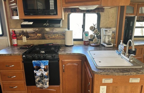 Gardiner Casa | Escapada única de Glamping para acampar en Yellowstone. RV en Solo Sight con conexiones completas