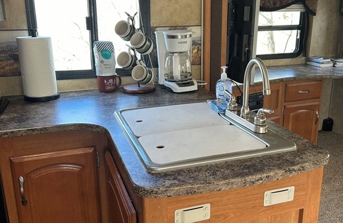 Gardiner Casa | Escapada única de Glamping para acampar en Yellowstone. RV en Solo Sight con conexiones completas