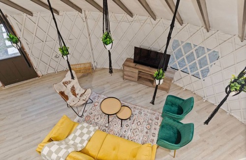 Kissimmee Apartamento | Unique YURT w/ Hammock + Games + 21 mi to Disney!